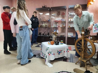 «Приглашаем в гости в уголок русского быта» «Приглашаем в гости в уголок русского быта»